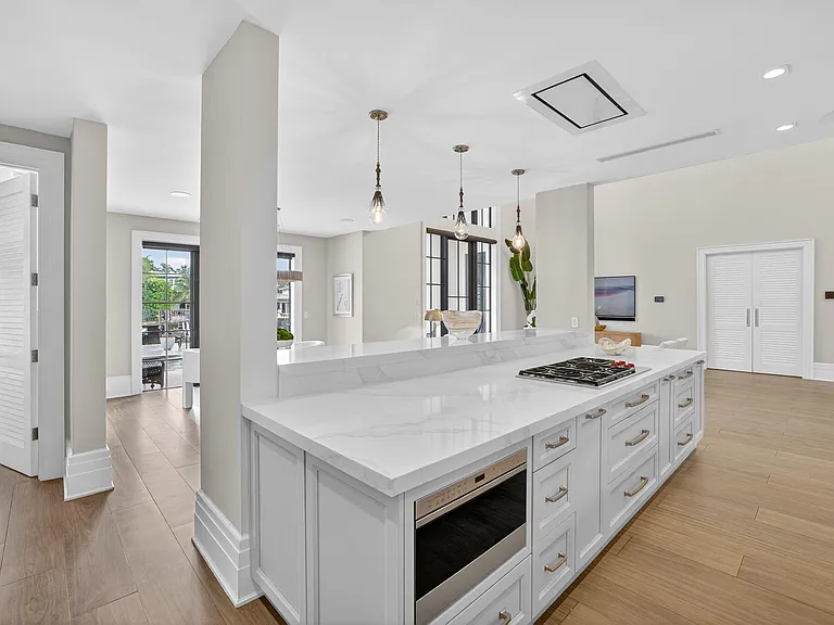 400 Mola Ave — Photo 28