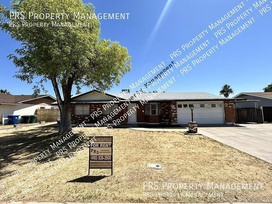 Lovely single family home with large backyard on a quiet street — Photo 1