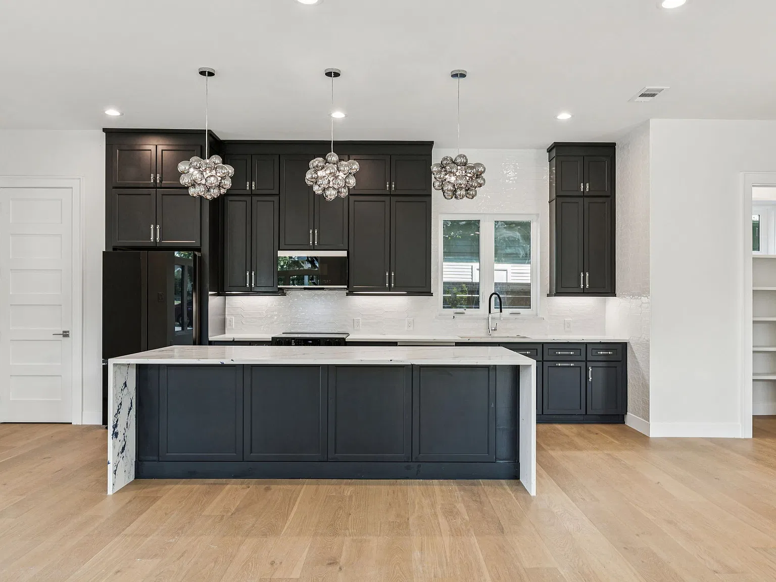 4 bed, 2700 sqft, $3,900 — Photo 3