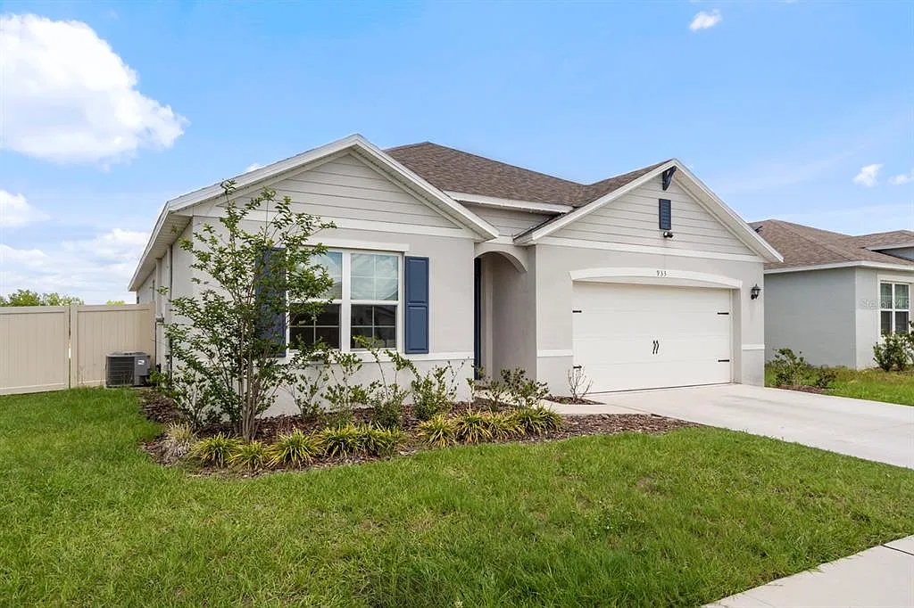 4 bed, 2.0 bath, 1827 sqft, $2,300 — Photo 2