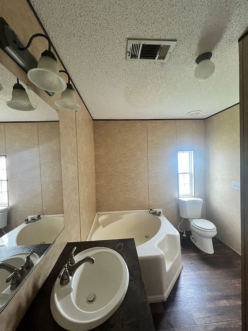 3 Bedroom / 2 Bathroom Home Utilities Not Included — Photo 4