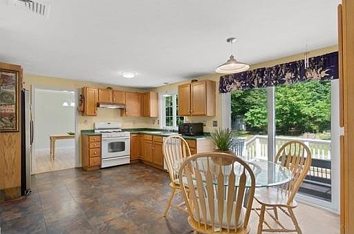 2nd image of 18 Wisteria Dr