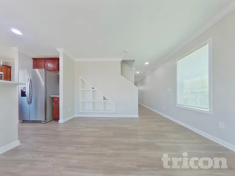 313 Fairford Rd — Photo 2
