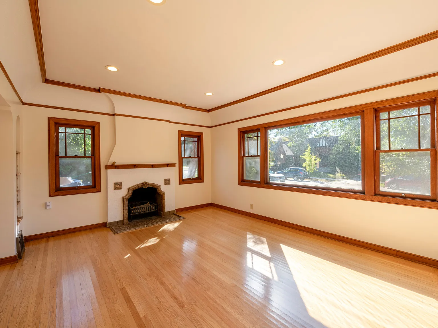 5 bed, 2744 sqft, $3,700 — Photo 2