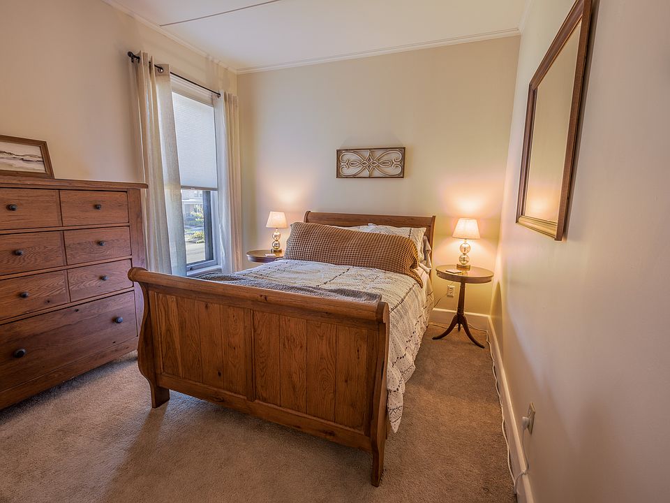 Additional bedroom with full-size bed.