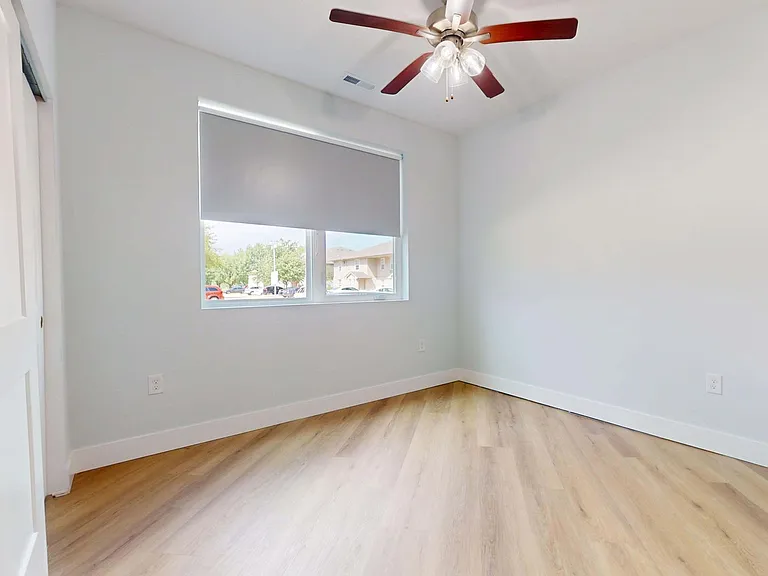 2414 N Neil St — Photo 7