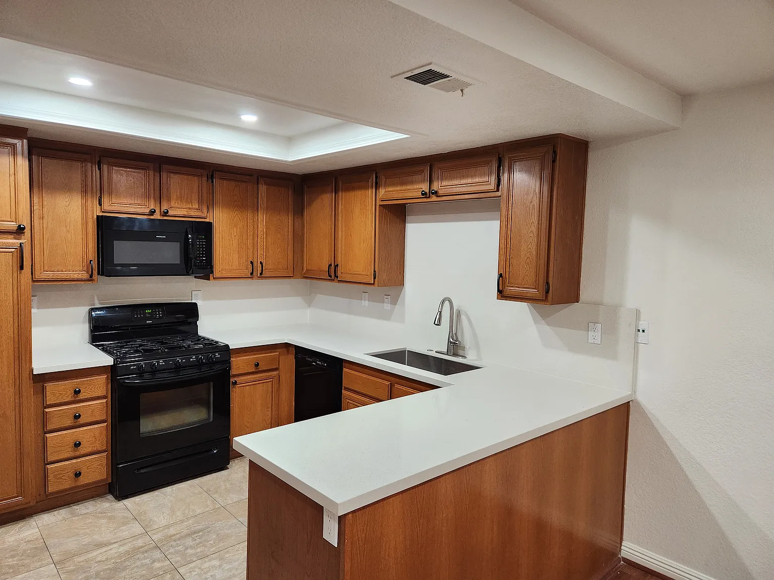 3 bed, 1395 sqft, $3,300 — Photo 4