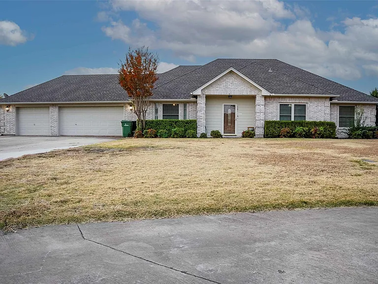 2201 Bradford Dr — Photo 1