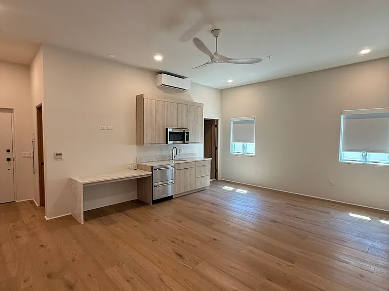 301 W Comstock Ave #2 — Photo 32