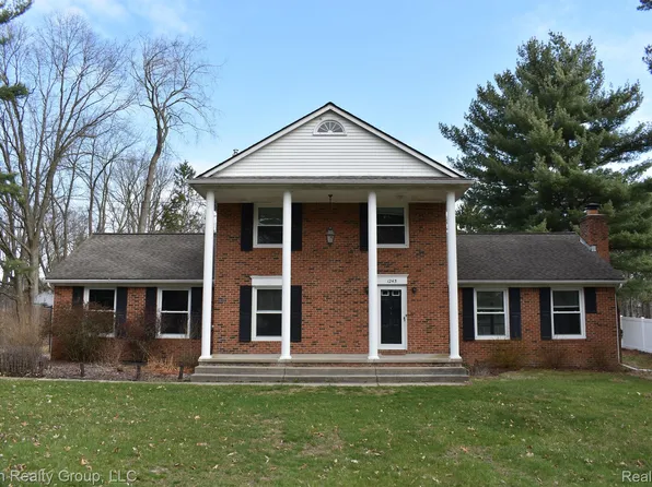1245 Wanda St, Walled Lake, MI 48390