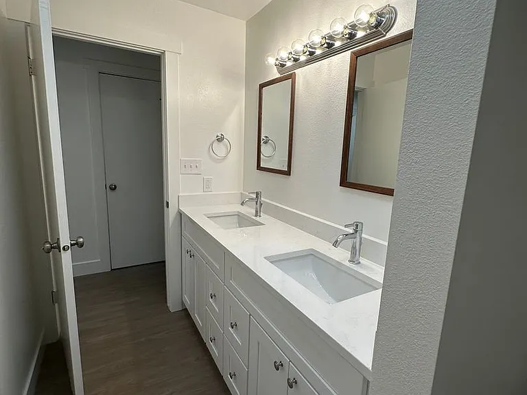 1076 S Virginia Cir — Photo 15