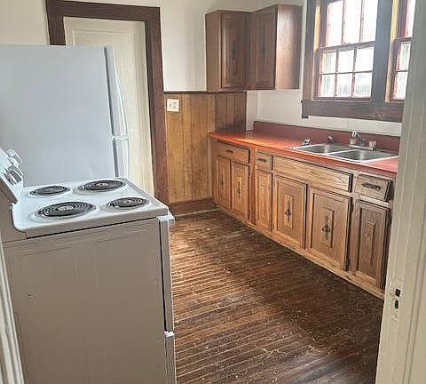 3rd image of 1841 Highland St