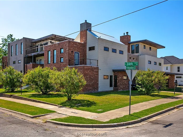 217 N Houston Ave — Photo 3