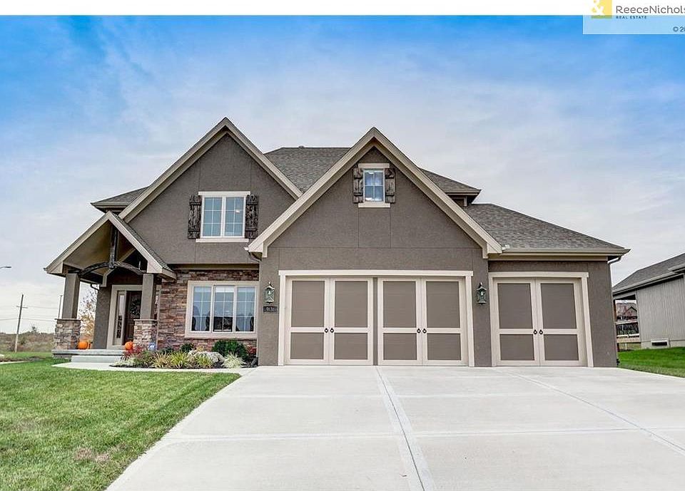 Front of home w/ large 3 car garage