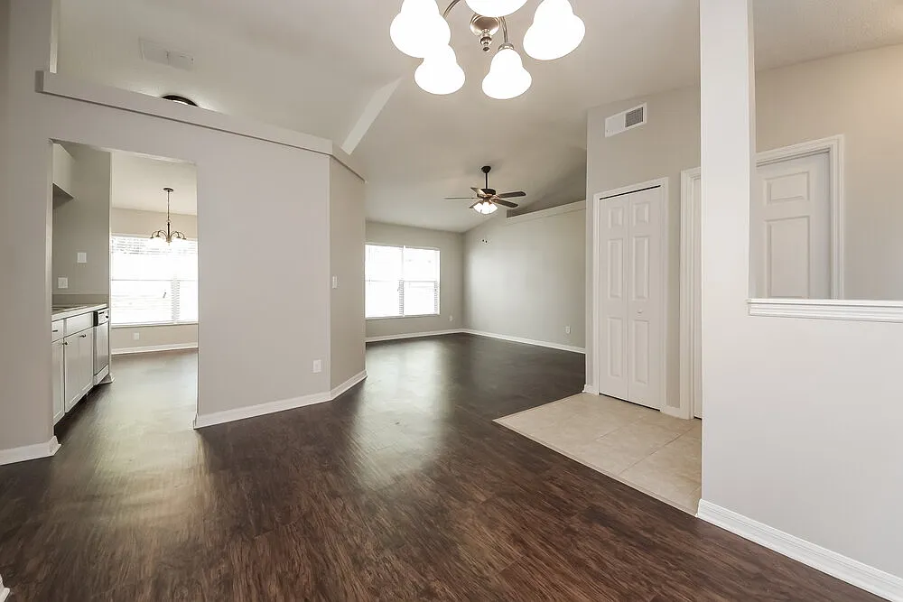 3 bed, 2.0 bath, 1585 sqft, $2,960 — Photo 4