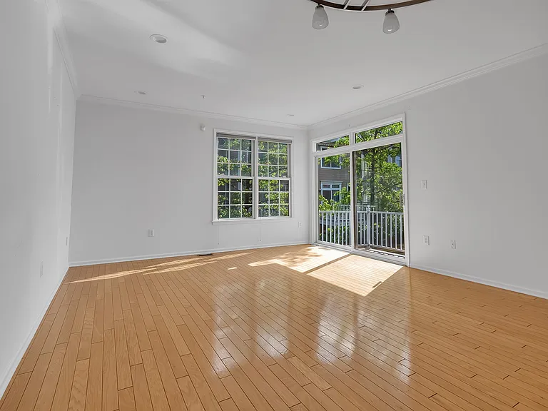 451 Albany Ct — Photo 8