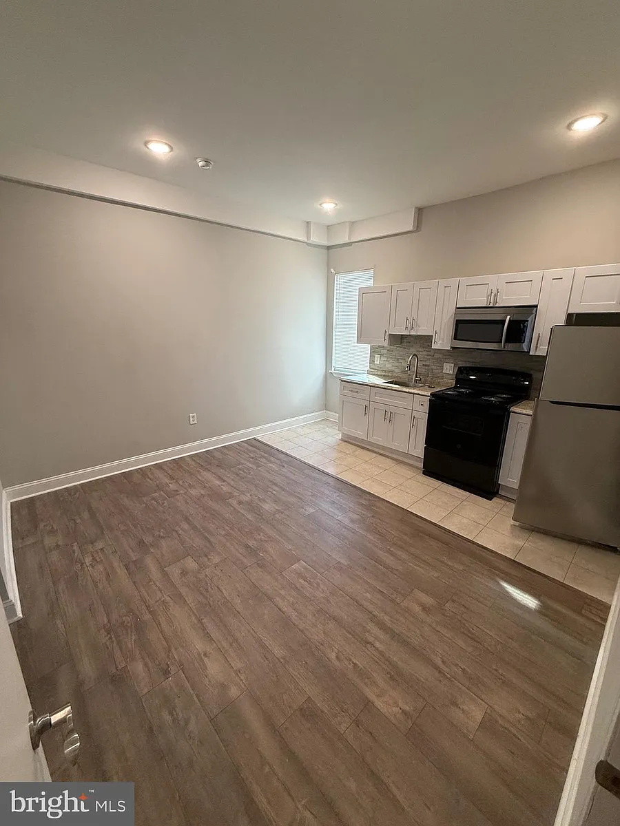 Building Photo - 4028 W Girard Ave #2