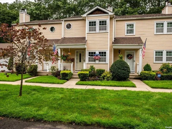 19 Stone Commons #19, Yaphank, NY 11980