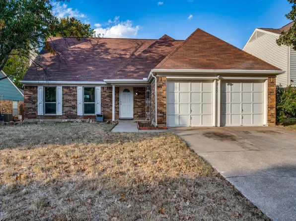 215 Wooddale Dr, Euless, TX 76039