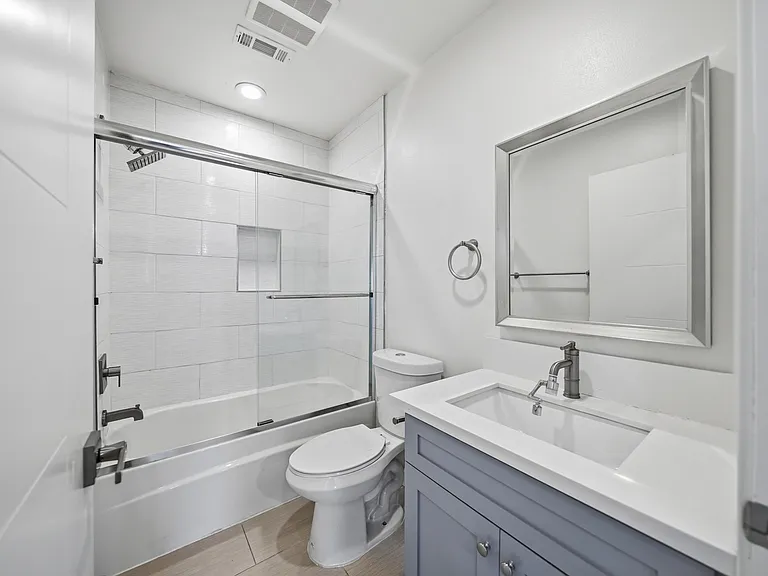 1235 1/2 W 39th Pl — Photo 7