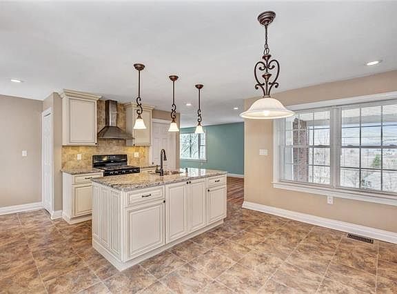 5th image of 315 E Elizabeth Ave