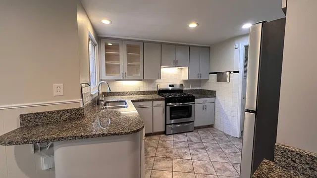 3 bed, 2.5 bath, 2033 sqft, $2,500 — Photo 3