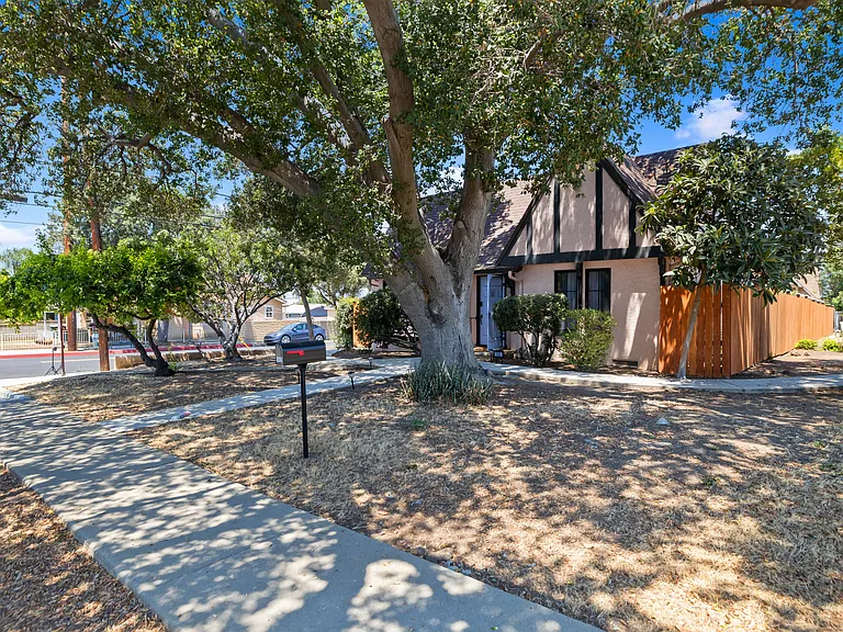 15803 Victoria Ave — Photo 4