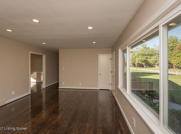 5th image of 9009 Haviland Ave