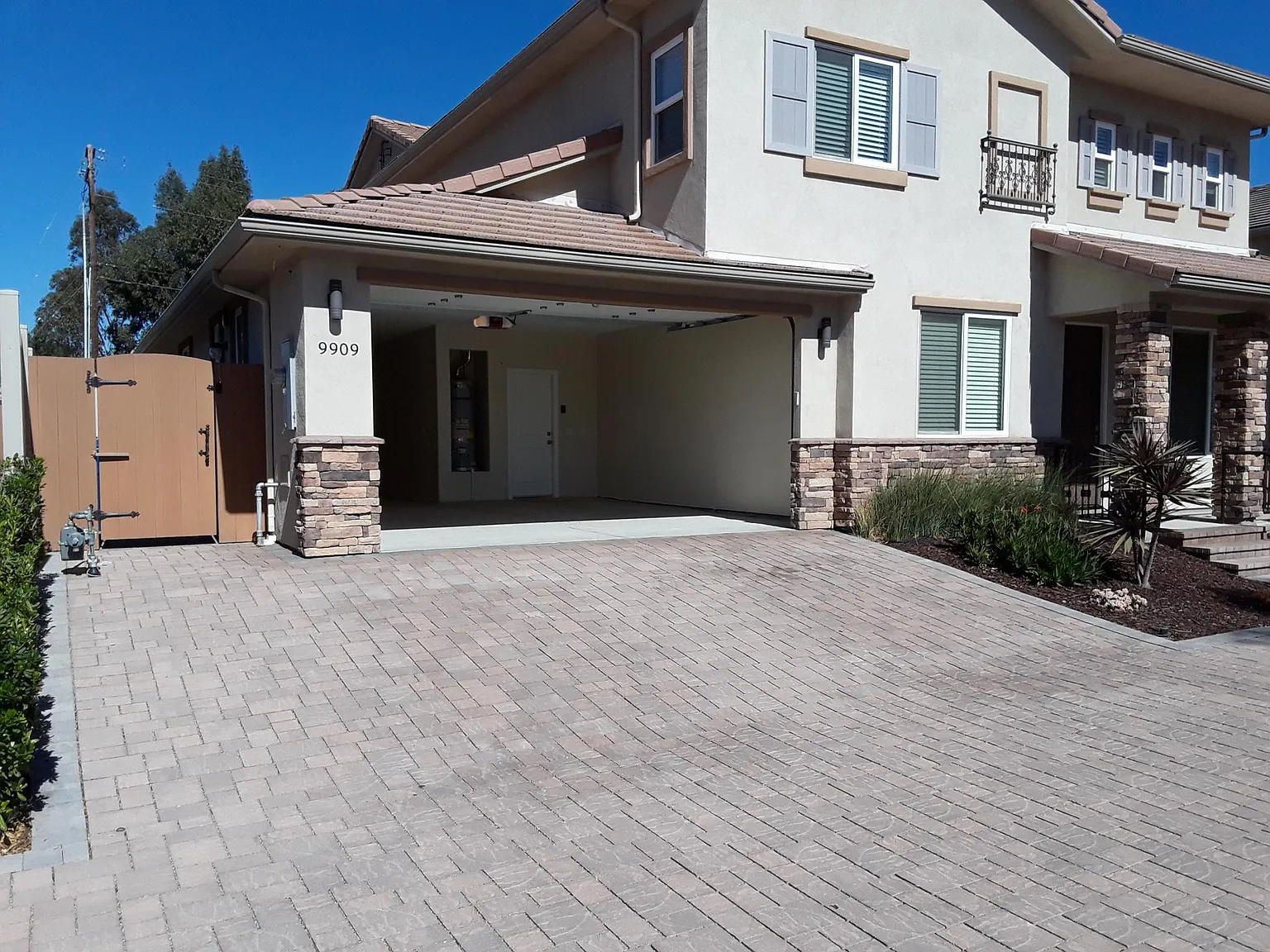 5 bed, 2852 sqft, $5,650 — Photo 2
