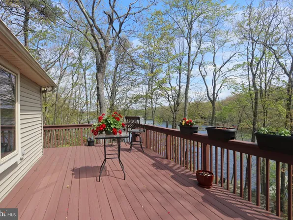 133 Corral Ln, Hawley, PA 18428