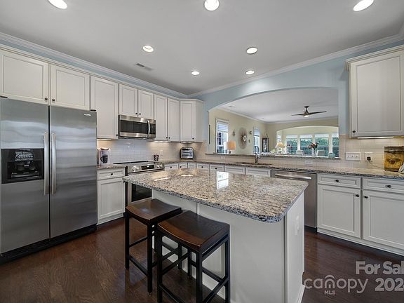 5th image of 2113 Kennedy Dr