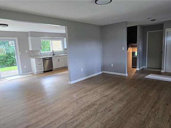 4th image of 5880 Woodstone Dr