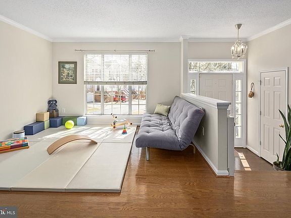 4th image of 10036 Vanderbilt Cir