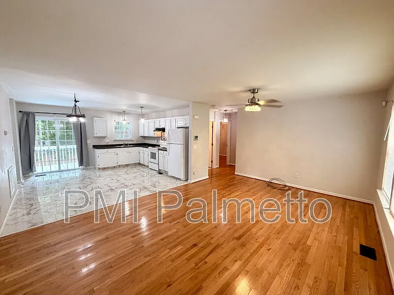 3 bed, 2.0 bath, 1210 sqft, $1,425 — Photo 4