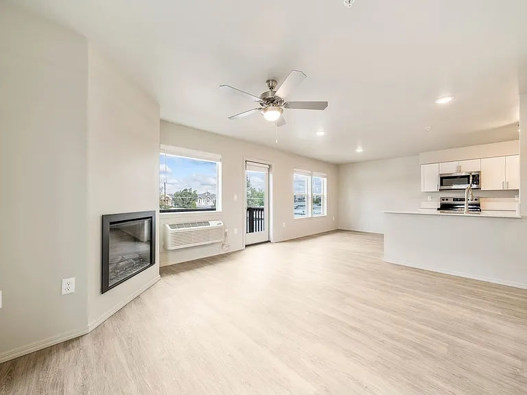 Leasing Special: $500 off 1 Month's Rent plus $1000 Standard Security Deposit! — Photo 19