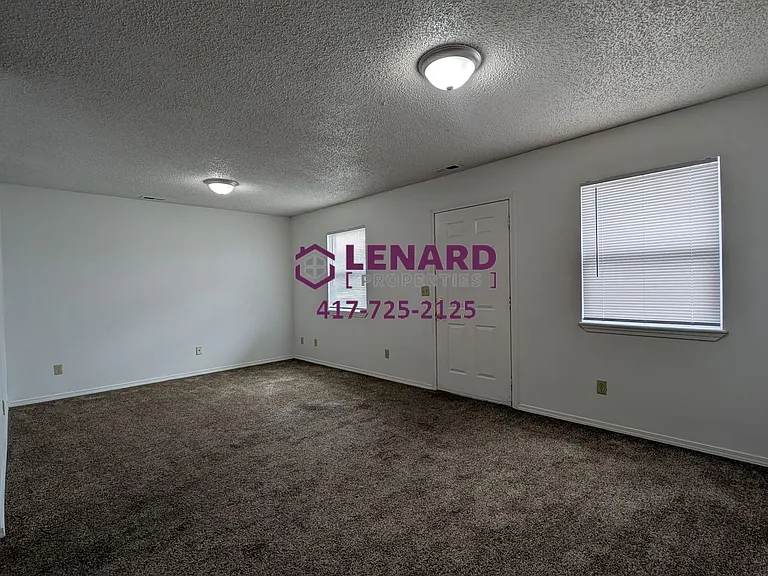 1911 E Laverne St — Photo 2