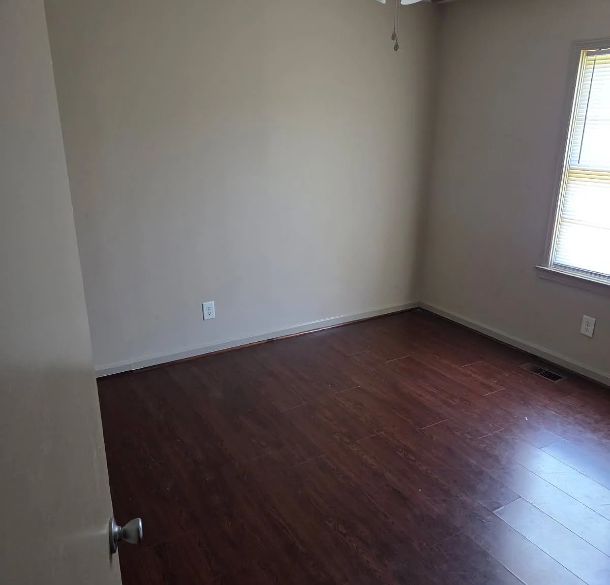 3 bed, 960 sqft, $1,200 — Photo 3