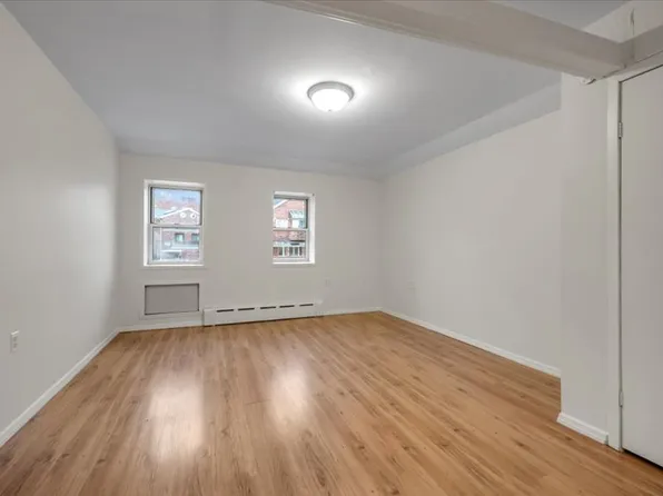 2747 Haring Street image 11 of 24