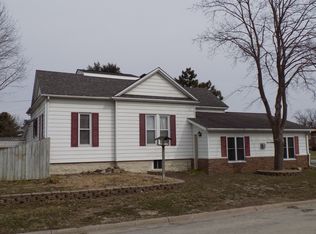 422 4th St SW, Waverly, IA 50677