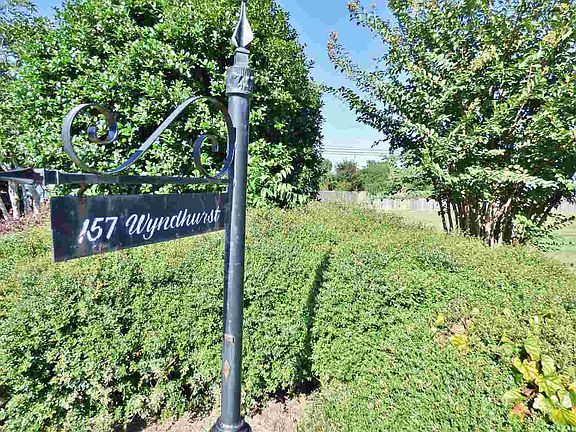 3rd image of 151 Wyndhurst Dr