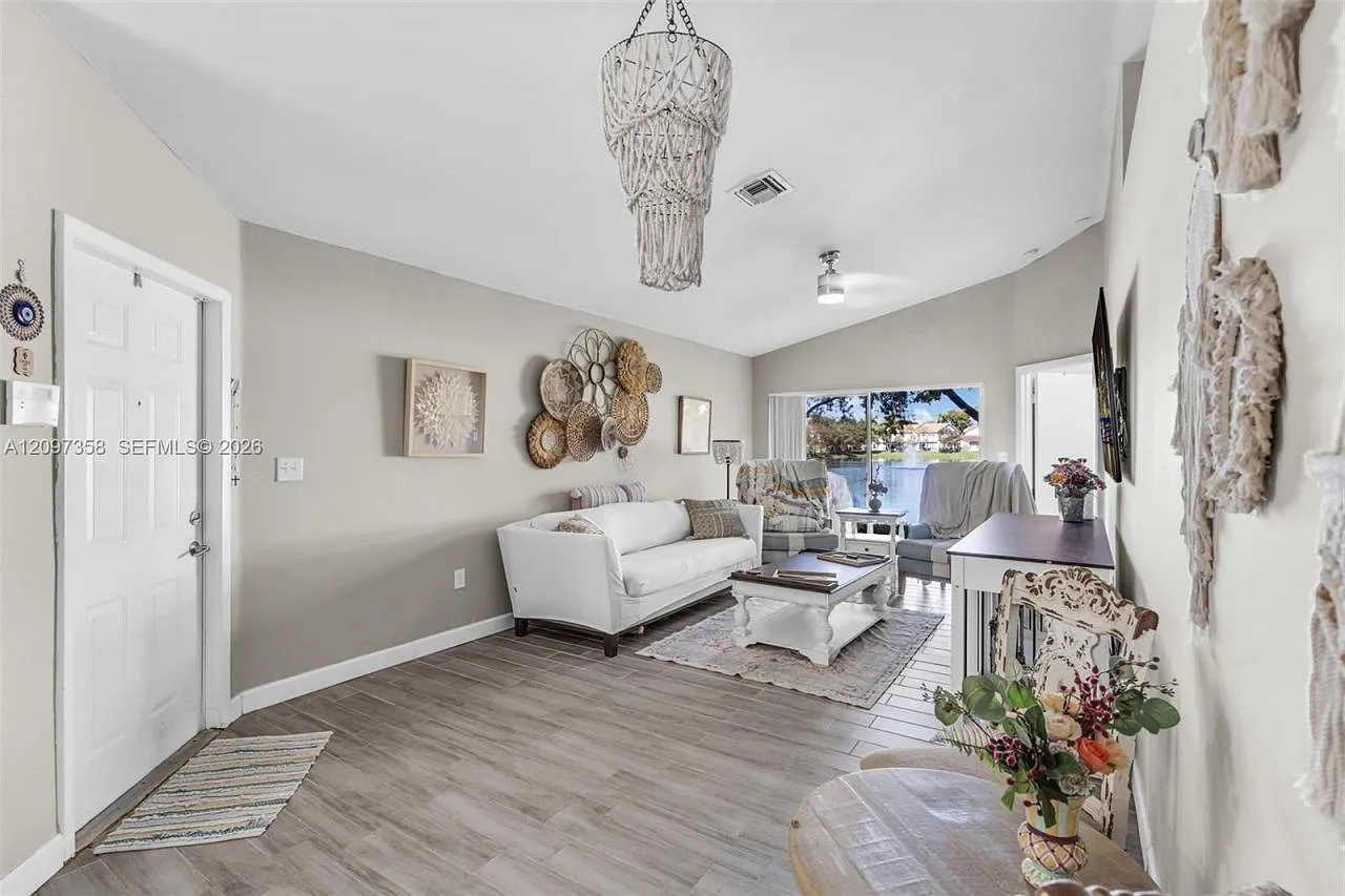 2 bed, 2.0 bath, 1121 sqft, $2,700 — Photo 4