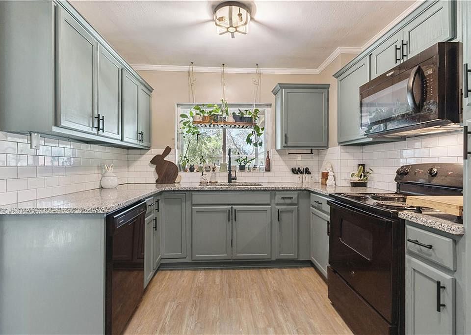 1st image of 409 Buckingham Pl