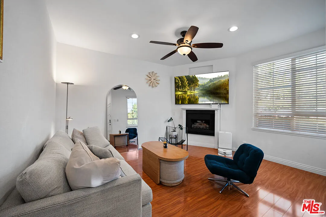 2 bed, 2.5 bath, 1031 sqft, $3,900 — Photo 3