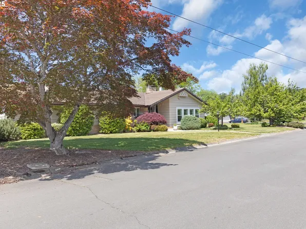 414 W Elizabeth St, Roseburg, OR 97471