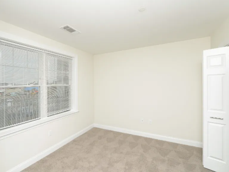 Edgewater Apartments — Photo 8