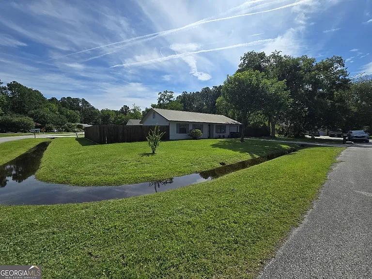 1001 Regal Rd — Photo 4