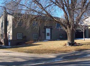 908 W 10th St, Mccook, NE 69001