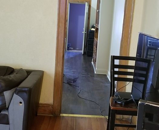 2nd image of 2916 N Wisner Ave