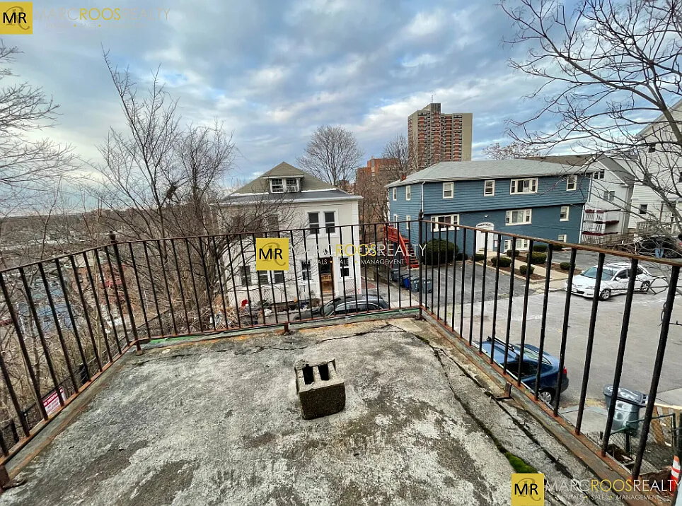 4 bed, 9999 sqft, $5,300 — Photo 1