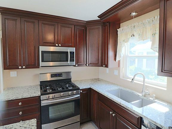 5th image of 243 Meadowlark Dr